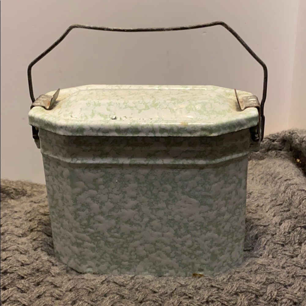 VTG green & white speckled enamel box with handle
